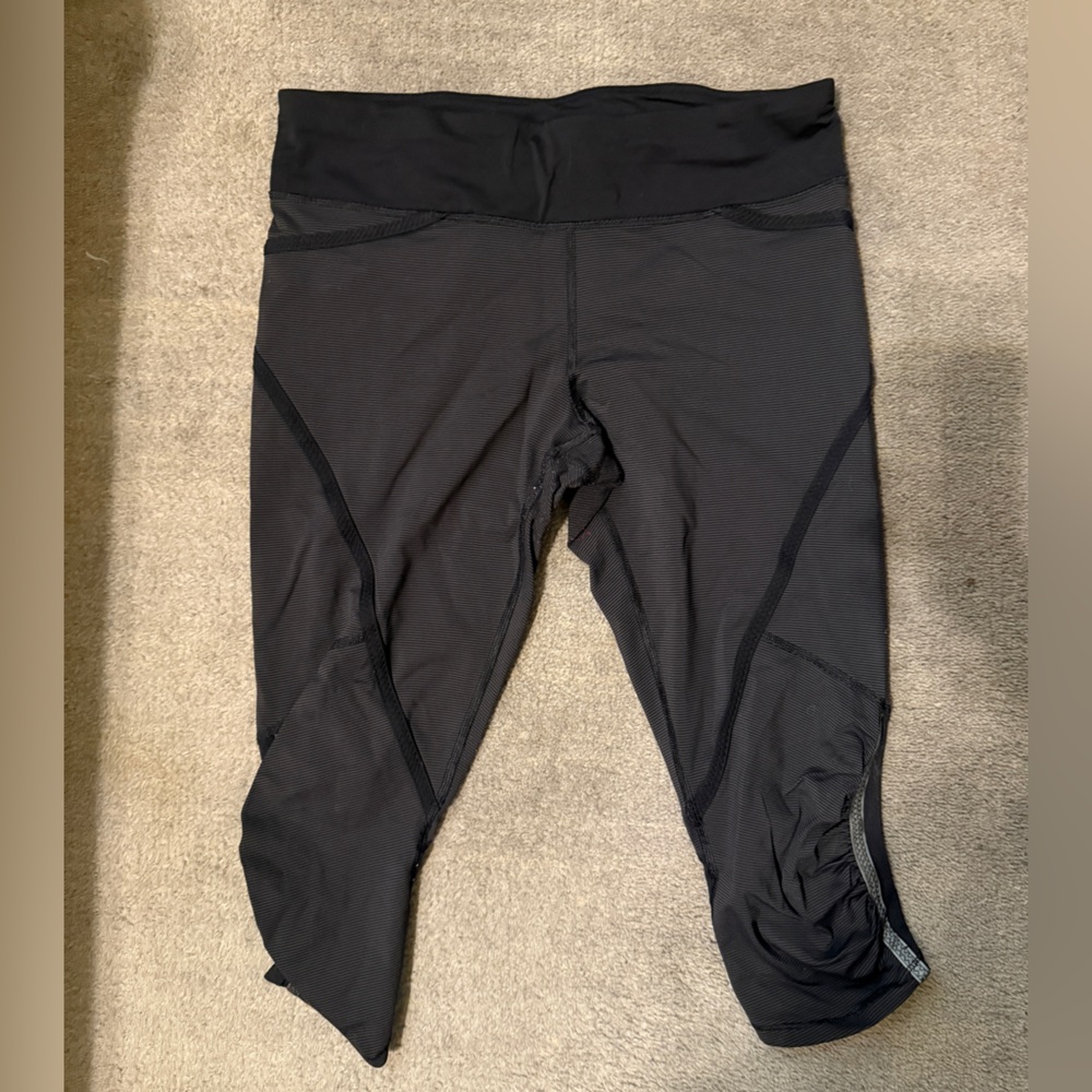lululemon Crop Leggings Size 8 Black Tonal Stripe Ruched Capri Zip Pocket